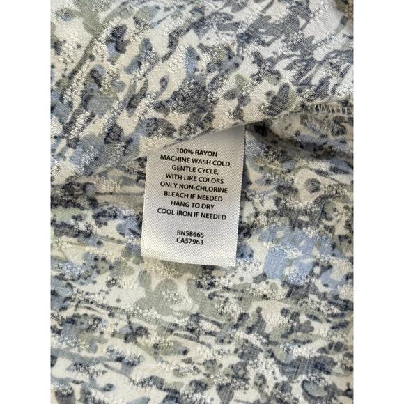 Women’s Caslon Blue Floral Donny Flutter Short Sleeve VNeck Blouse Sz M - Picture 3 of 4